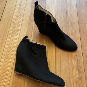 Womens high heeled wedge boots. Zippered.